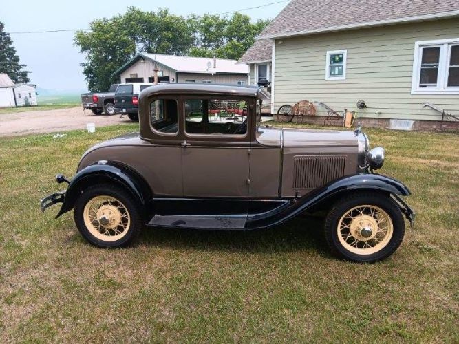 Ford-Coupe-1931-Gray-Brown-leather-1