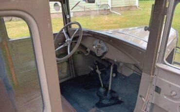 Ford-Coupe-1931-Gray-Brown-leather-2