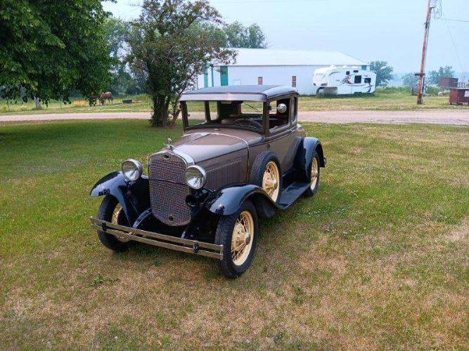 Ford-Coupe-1931-Gray-Brown-leather-4
