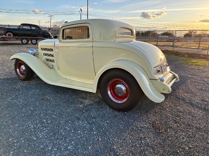 Ford-Coupe-1932-Gray-9