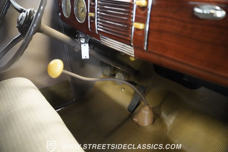Ford-Coupe-1939-Folkstone-Gray-Tan-45
