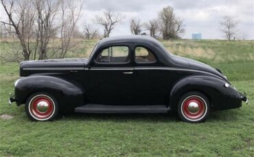 Ford-Coupe-1940-Black-Maroontan
