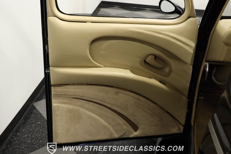 Ford-Coupe-1940-Black-Tan-42