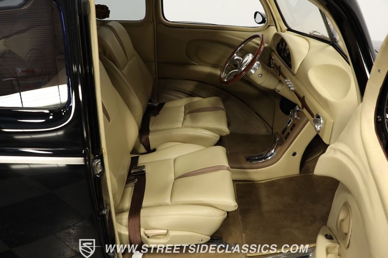 Ford-Coupe-1940-Black-Tan-47