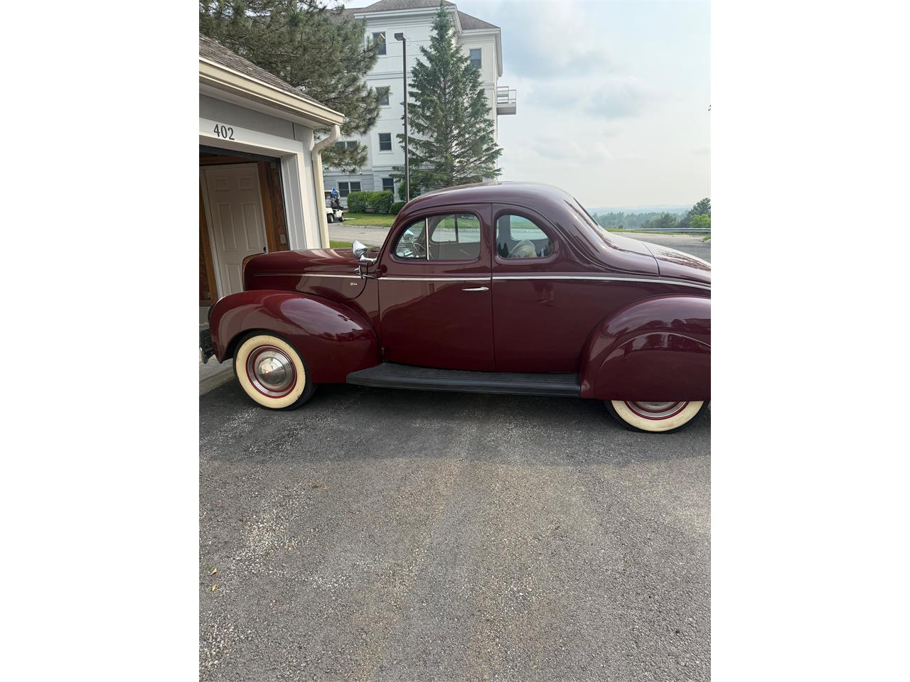 Ford-Coupe-1940-Burgundy-Beige-2