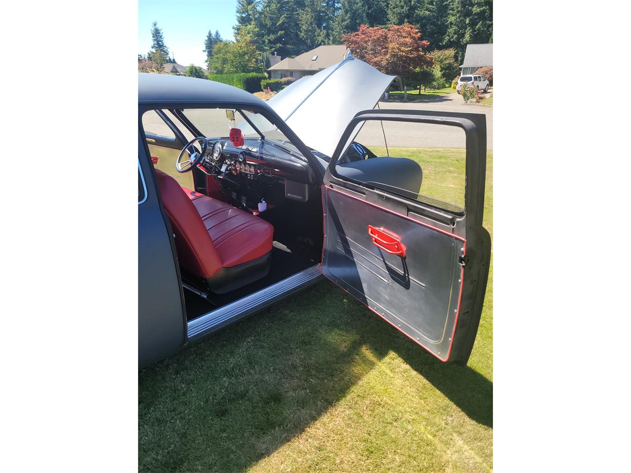Ford-Coupe-1949-Primer-Red-and-Black-17