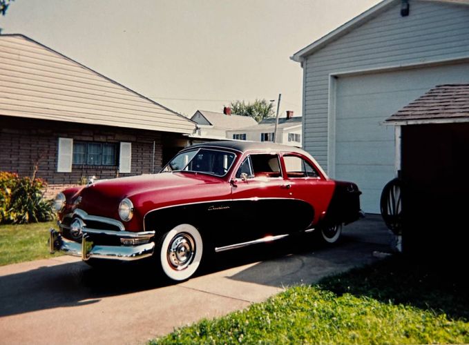 Ford-Crestliner-1950-MaroonBlack