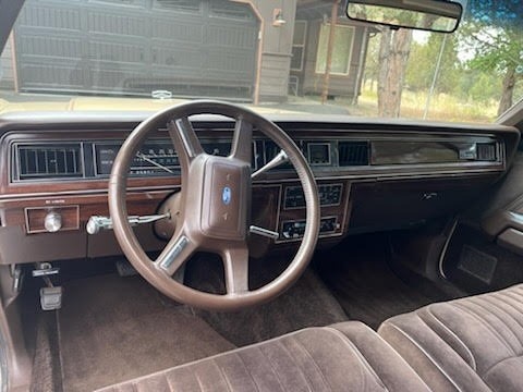 Ford-Crown-Victoria-1986-Coupe-23