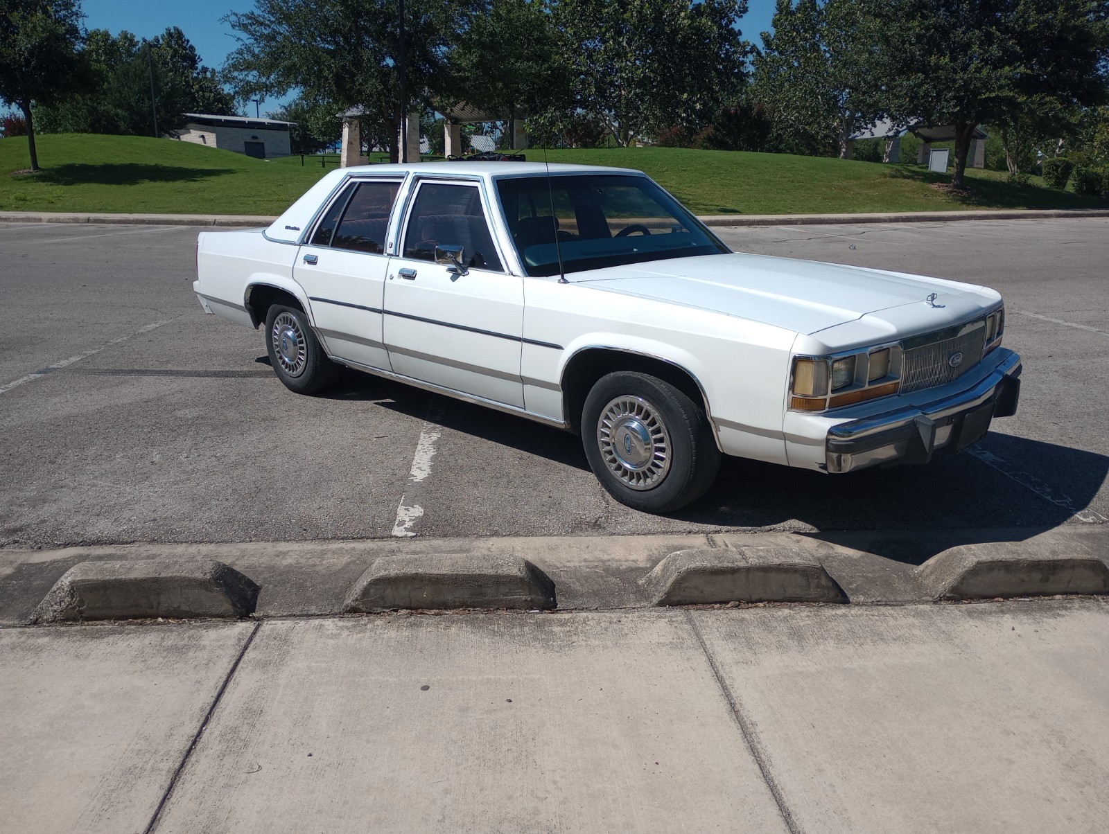 Ford Crown Victoria 1989 Sedan
