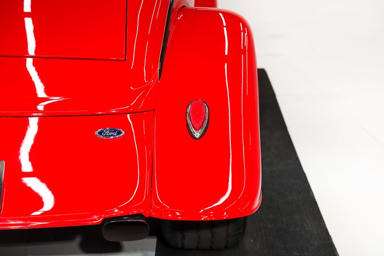 Ford-Custom-1933-Red-Tan-3