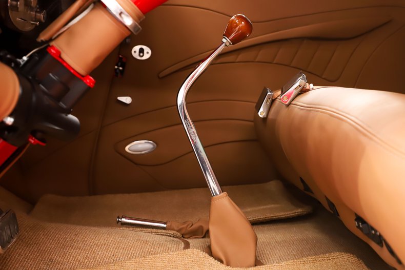 Ford-Custom-1933-Red-Tan-33
