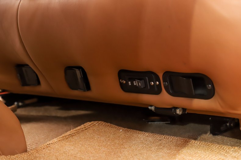 Ford-Custom-1933-Red-Tan-34