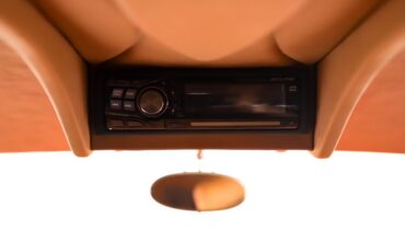 Ford-Custom-1933-Red-Tan-37