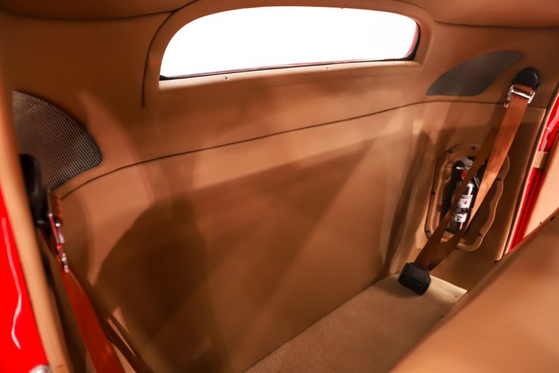Ford-Custom-1933-Red-Tan-47