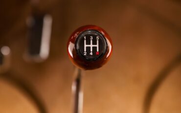 Ford-Custom-1933-Red-Tan-9