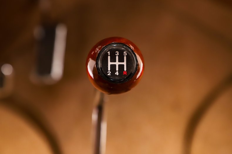 Ford-Custom-1933-Red-Tan-9