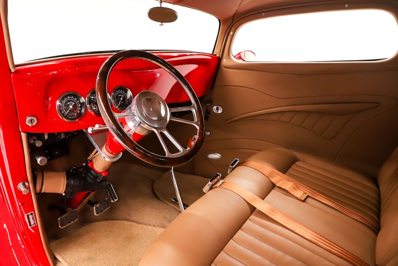 Ford-Custom-1933-Red-Tan