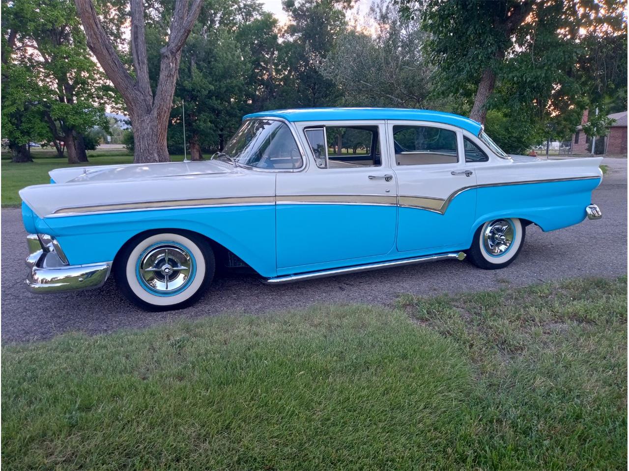 Ford-Custom-300-1957-Turquoise-and-cream-Blue