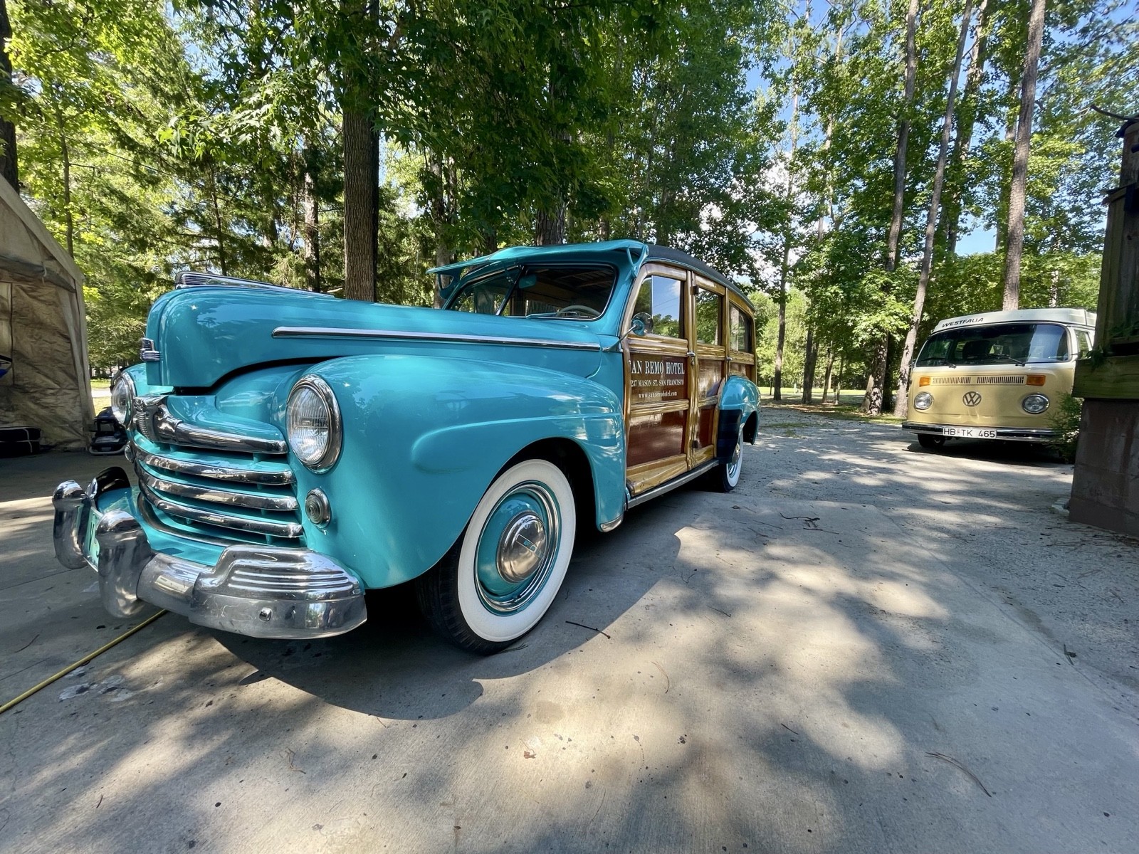 Ford-Custom-Deluxe-1947-Wagon-1