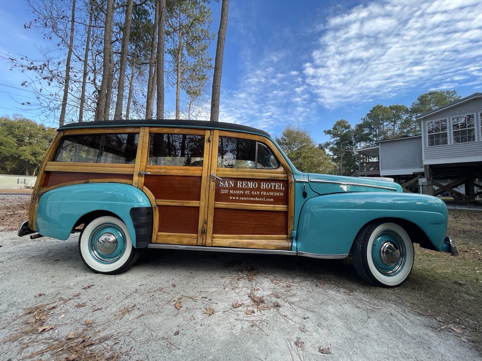 Ford-Custom-Deluxe-1947-Wagon-2