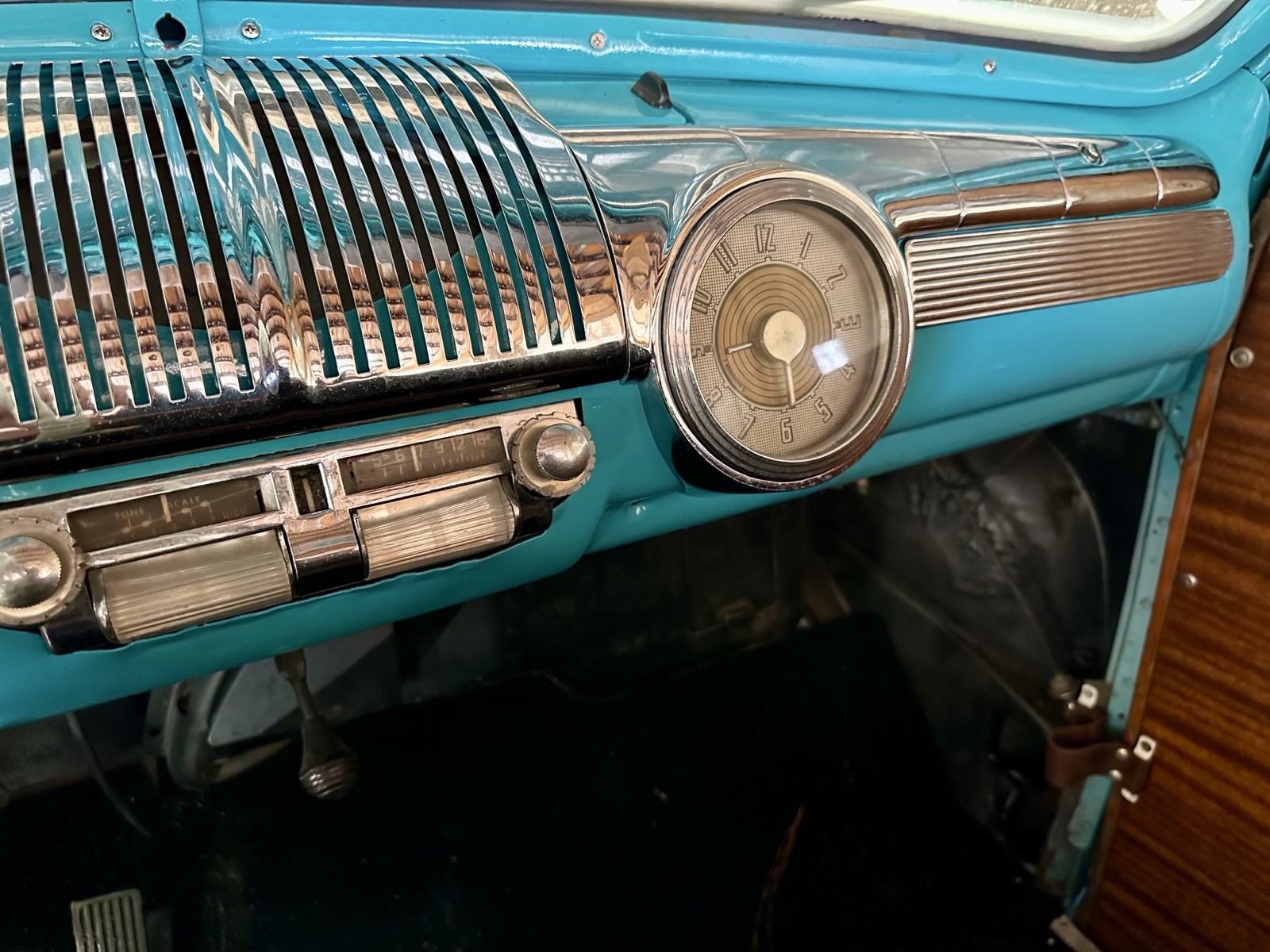 Ford-Custom-Deluxe-1947-Wagon-7