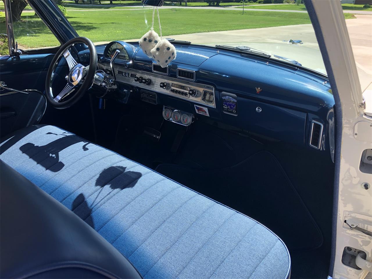 Ford-Customline-1954-White-Blue-24