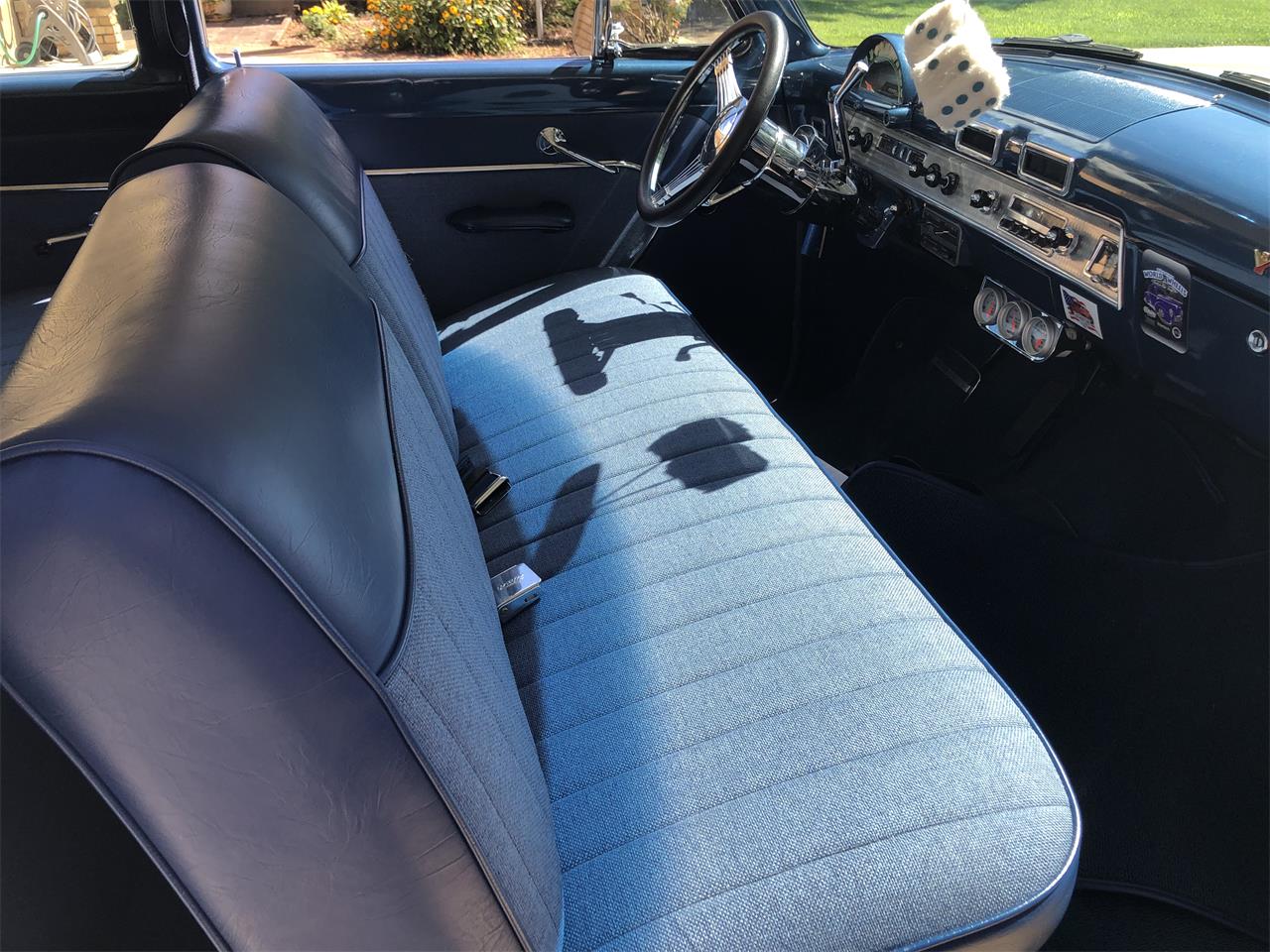 Ford-Customline-1954-White-Blue-25