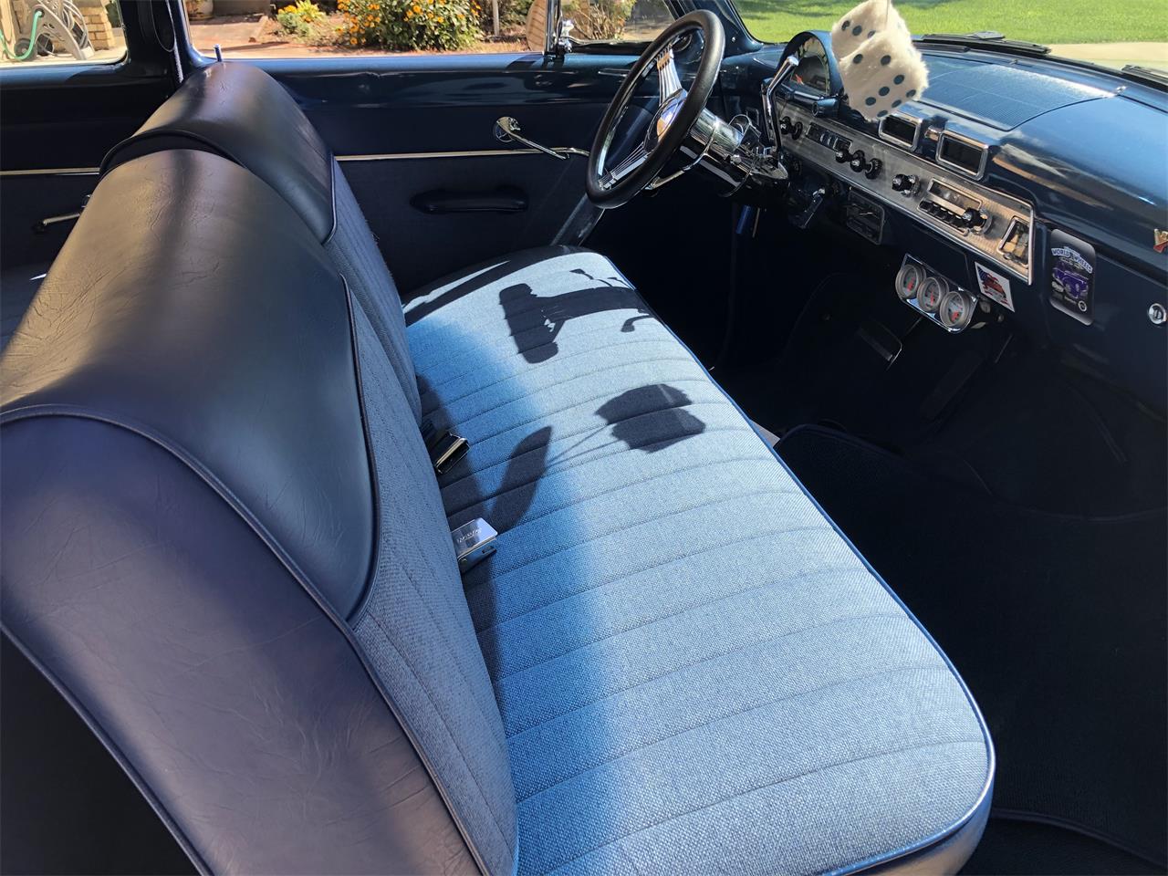 Ford-Customline-1954-White-Blue-26
