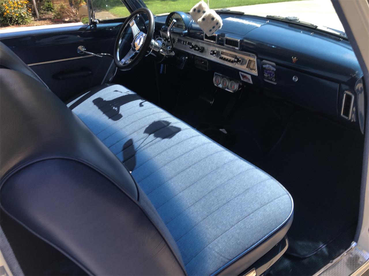Ford-Customline-1954-White-Blue-31