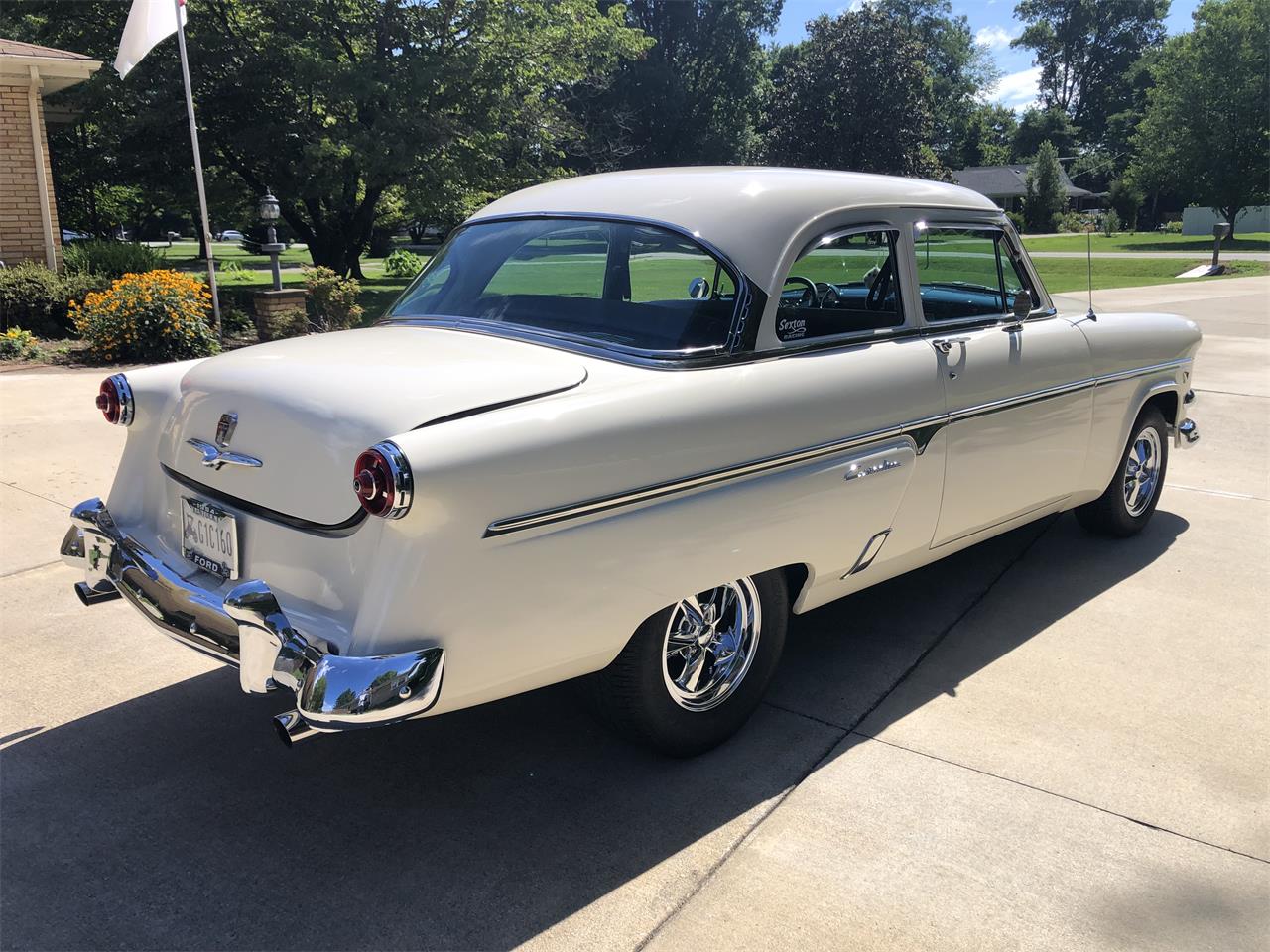 Ford-Customline-1954-White-Blue-9