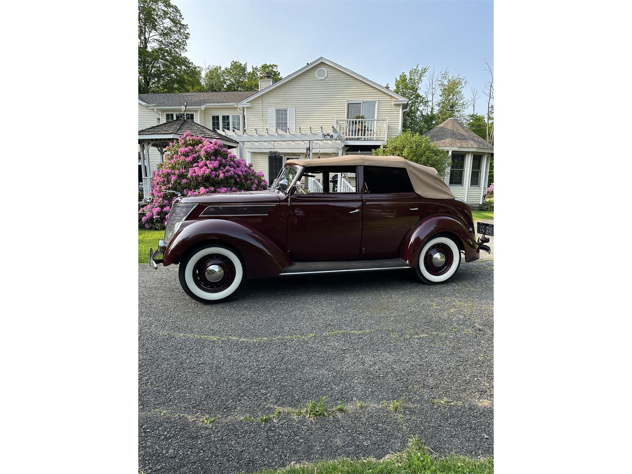 Ford-Deluxe-1937-Bright-Coach-Maroon-Tan-1