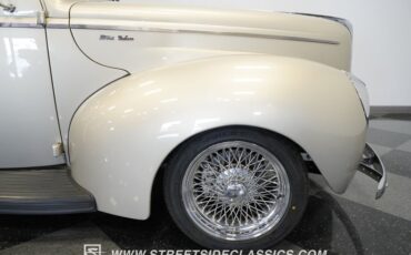 Ford-Deluxe-1940-Beige-Red-13
