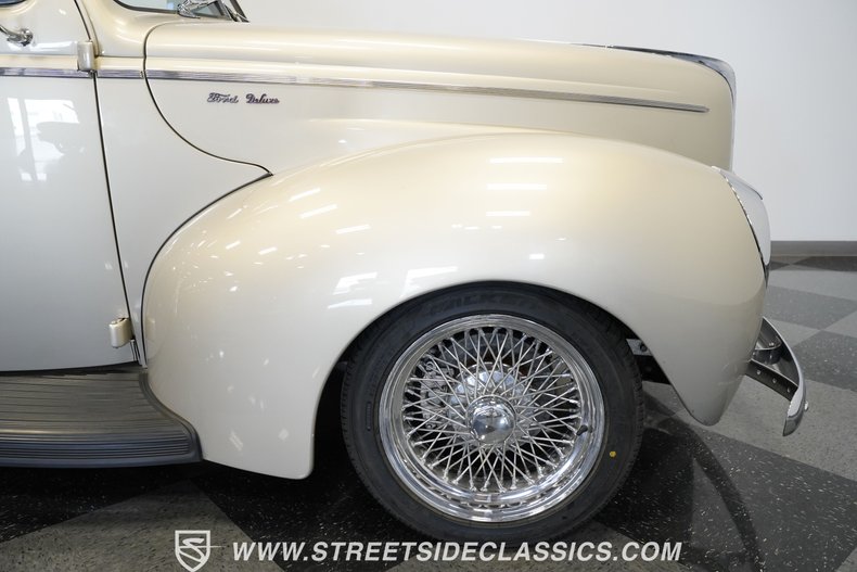 Ford-Deluxe-1940-Beige-Red-13