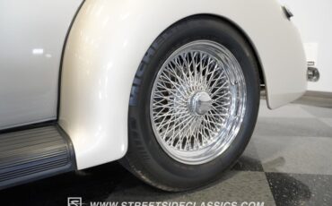 Ford-Deluxe-1940-Beige-Red-17