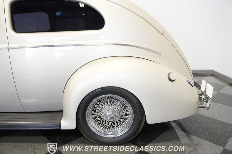 Ford-Deluxe-1940-Beige-Red-18