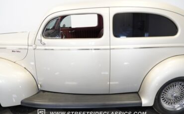 Ford-Deluxe-1940-Beige-Red-19