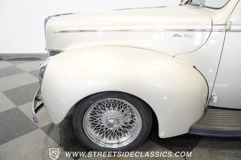 Ford-Deluxe-1940-Beige-Red-20