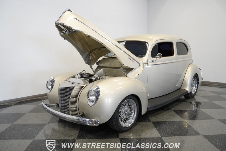 Ford-Deluxe-1940-Beige-Red-22
