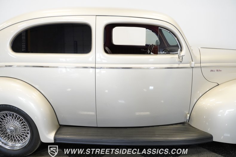 Ford-Deluxe-1940-Beige-Red-26