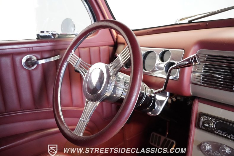 Ford-Deluxe-1940-Beige-Red-27
