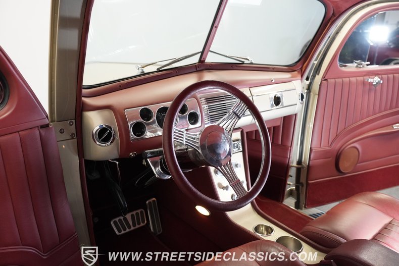 Ford-Deluxe-1940-Beige-Red-28