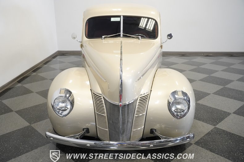 Ford-Deluxe-1940-Beige-Red-3