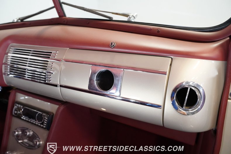 Ford-Deluxe-1940-Beige-Red-31