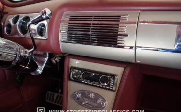 Ford-Deluxe-1940-Beige-Red-32