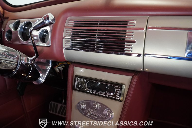 Ford-Deluxe-1940-Beige-Red-32