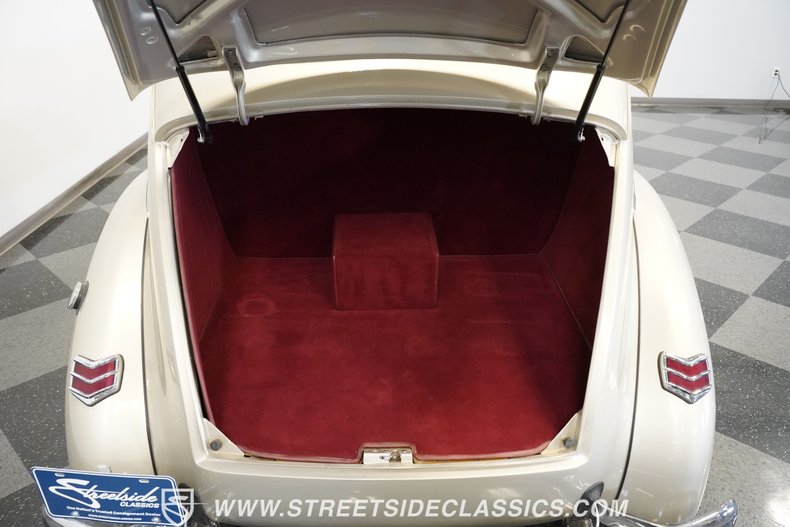 Ford-Deluxe-1940-Beige-Red-36