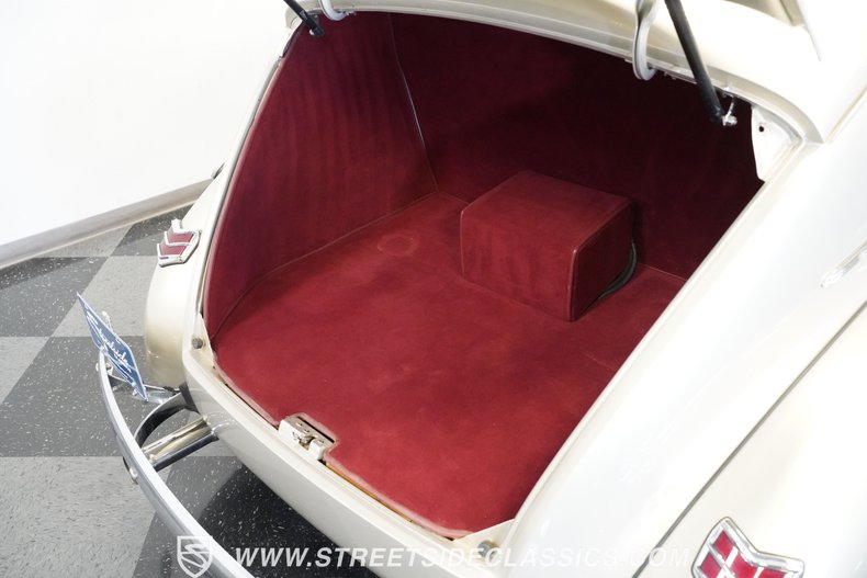 Ford-Deluxe-1940-Beige-Red-37
