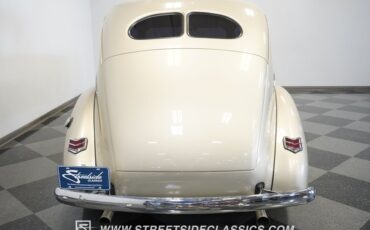 Ford-Deluxe-1940-Beige-Red-39