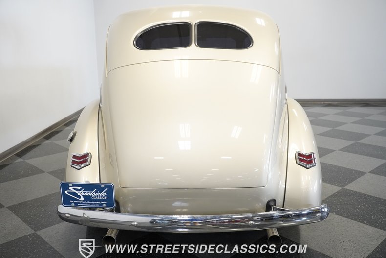 Ford-Deluxe-1940-Beige-Red-39