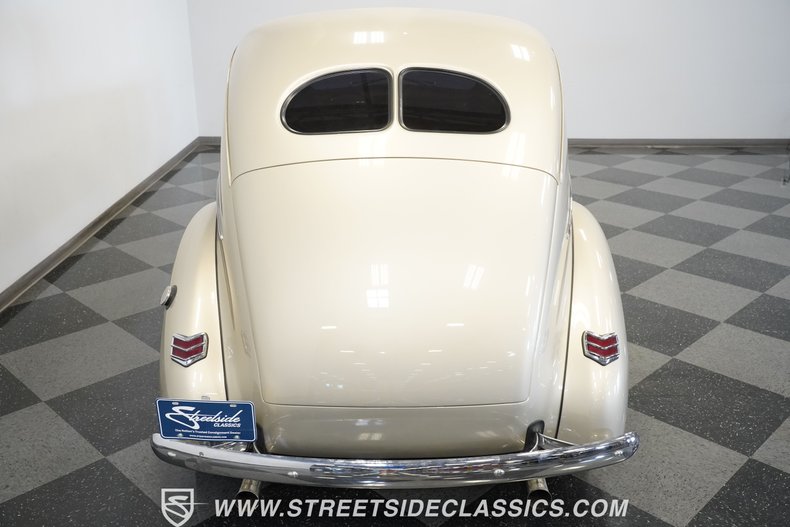 Ford-Deluxe-1940-Beige-Red-40